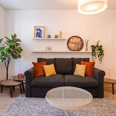 Paco De Arco Nice T1 Apartment With Outside , Perfect Spot On The Ground Floor *