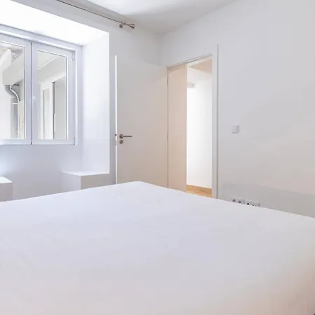 Paco De Arco T1 With Outside , Perfect Spot On The Ground Floor * Oeiras
