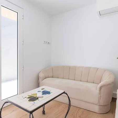 Paco De Arco T1 With Outside , Perfect Spot On The Ground Floor Lägenhet Oeiras